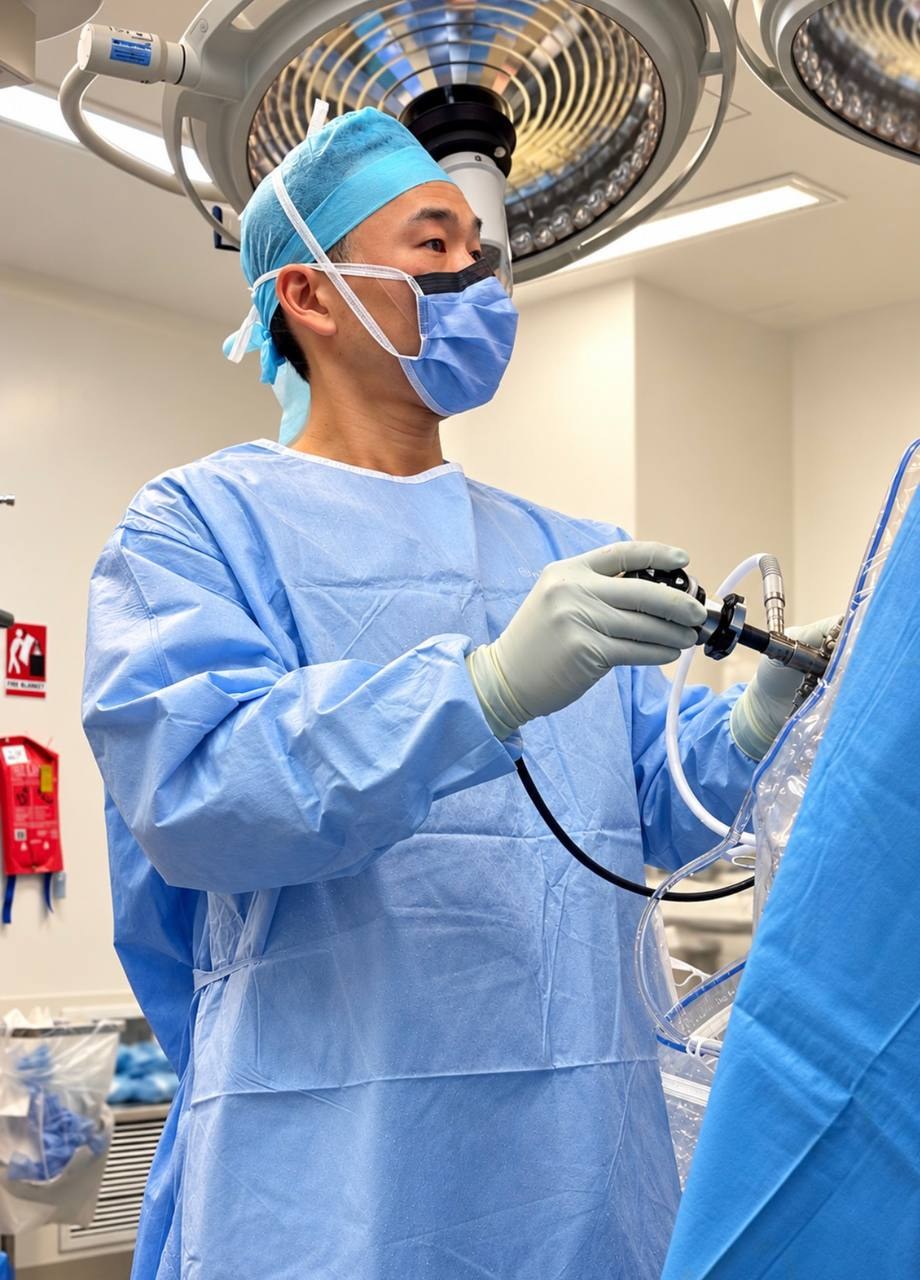 Dr Bob Jang performing arthroscopic surgery